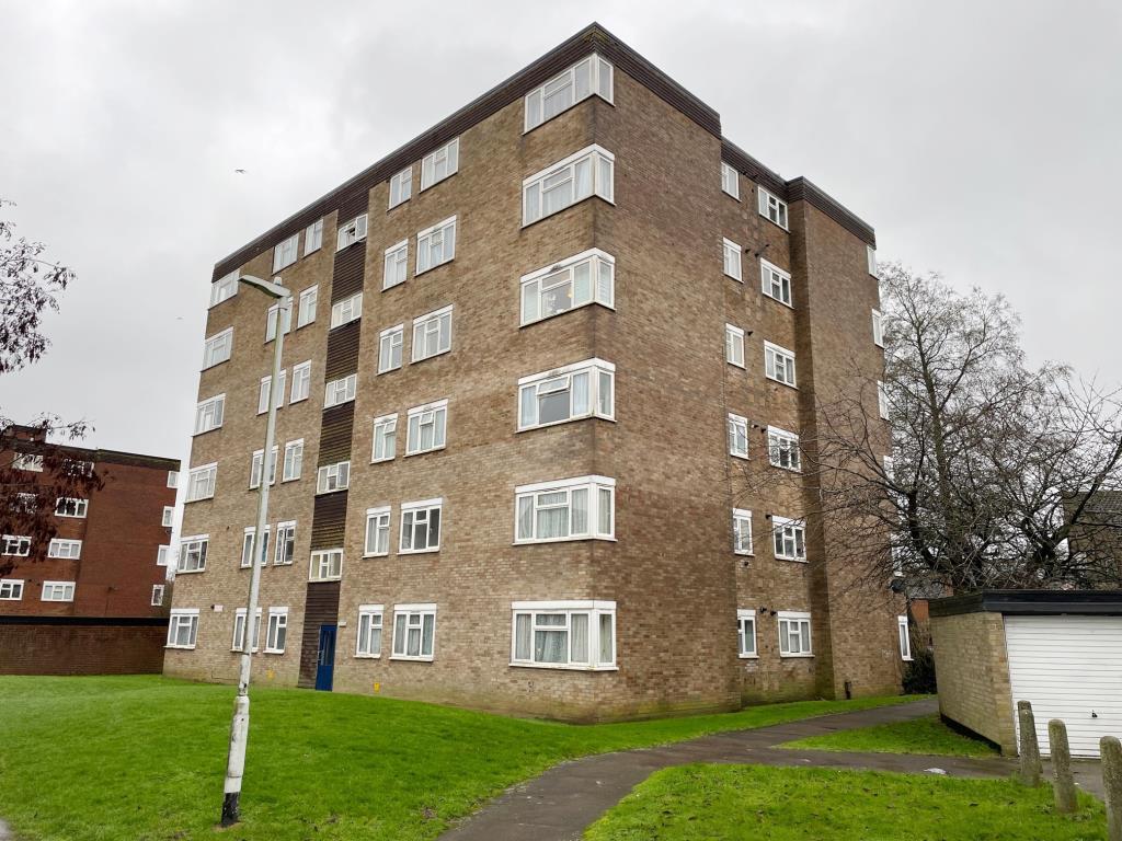 Lot: 24 - ONE-BEDROOM 5TH FLOOR FLAT FOR IMPROVEMENT - 